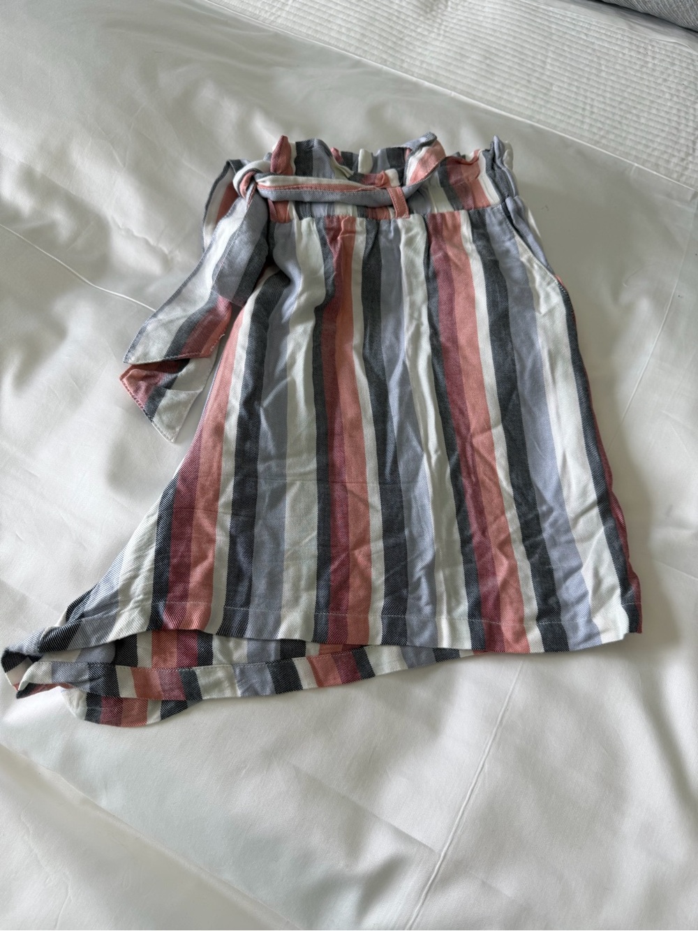 Hollister Striped Shorts. Tie waist. Great condition. Size large. Blue/white/gry